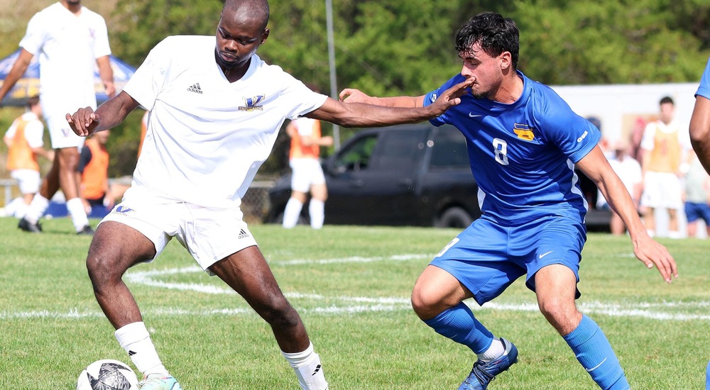 Aziz Traore protects the ball - Gino Donato