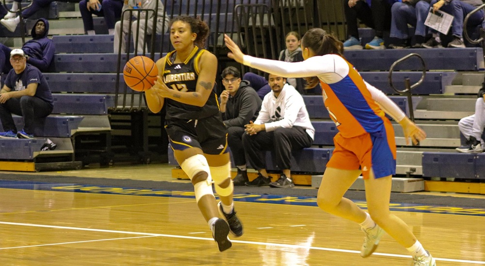 Claudia Pellerin with the ball - Tyra Swan