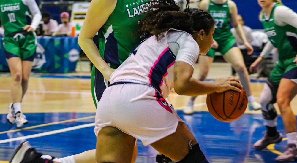 Claudia Pellerin drives to the net - Tyra Swan